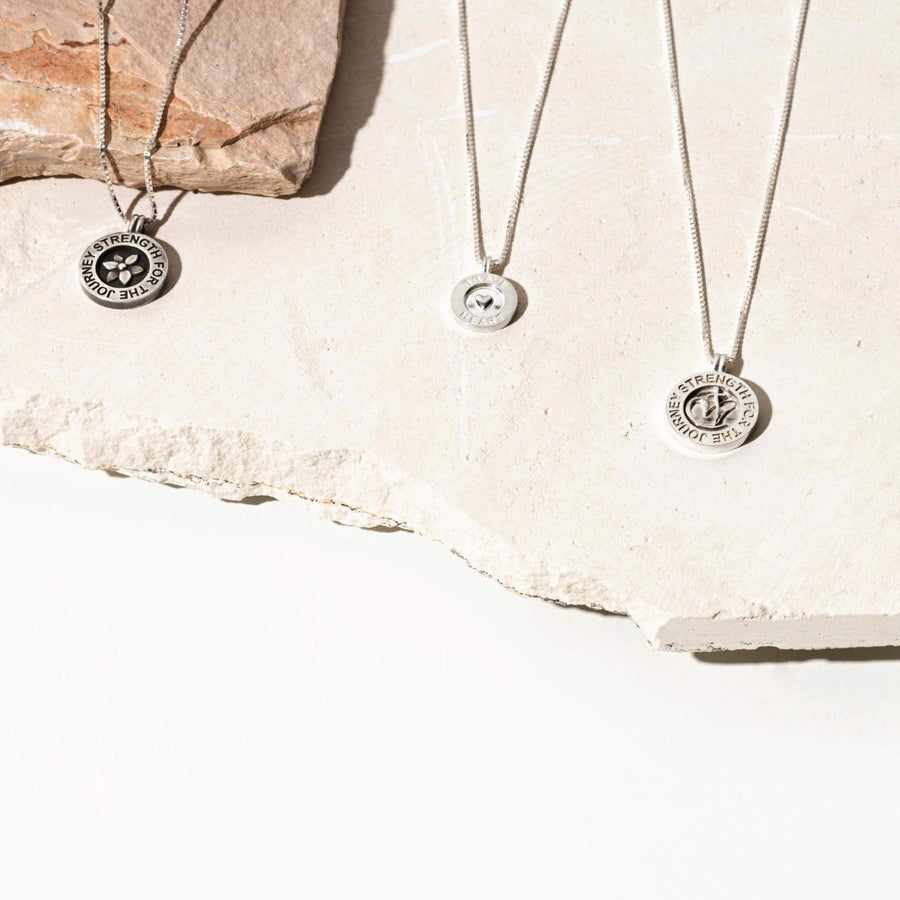 support silver on stone with other pendants